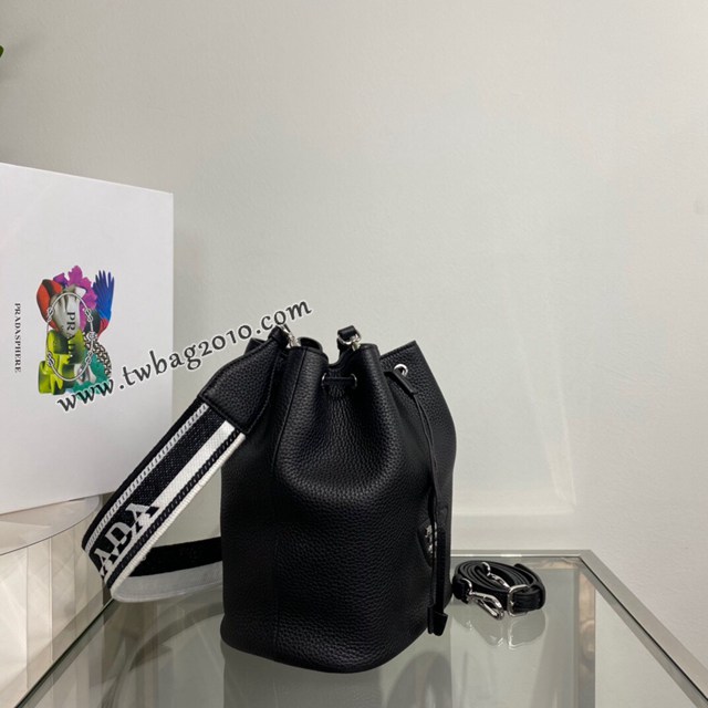Prada專櫃2023新款女士水桶包 1BE060 普拉達鹿皮紋牛皮抽繩肩背桶包 csp1598